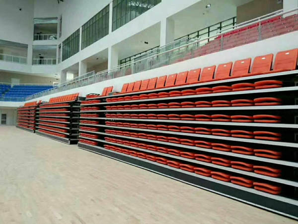 前置式翻版伸縮看臺(tái)