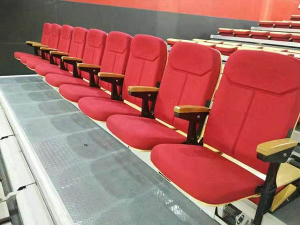 后置式伸縮看臺