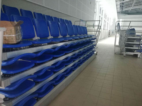 前置式翻版伸縮看臺(tái)