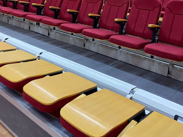 后置式伸縮看臺